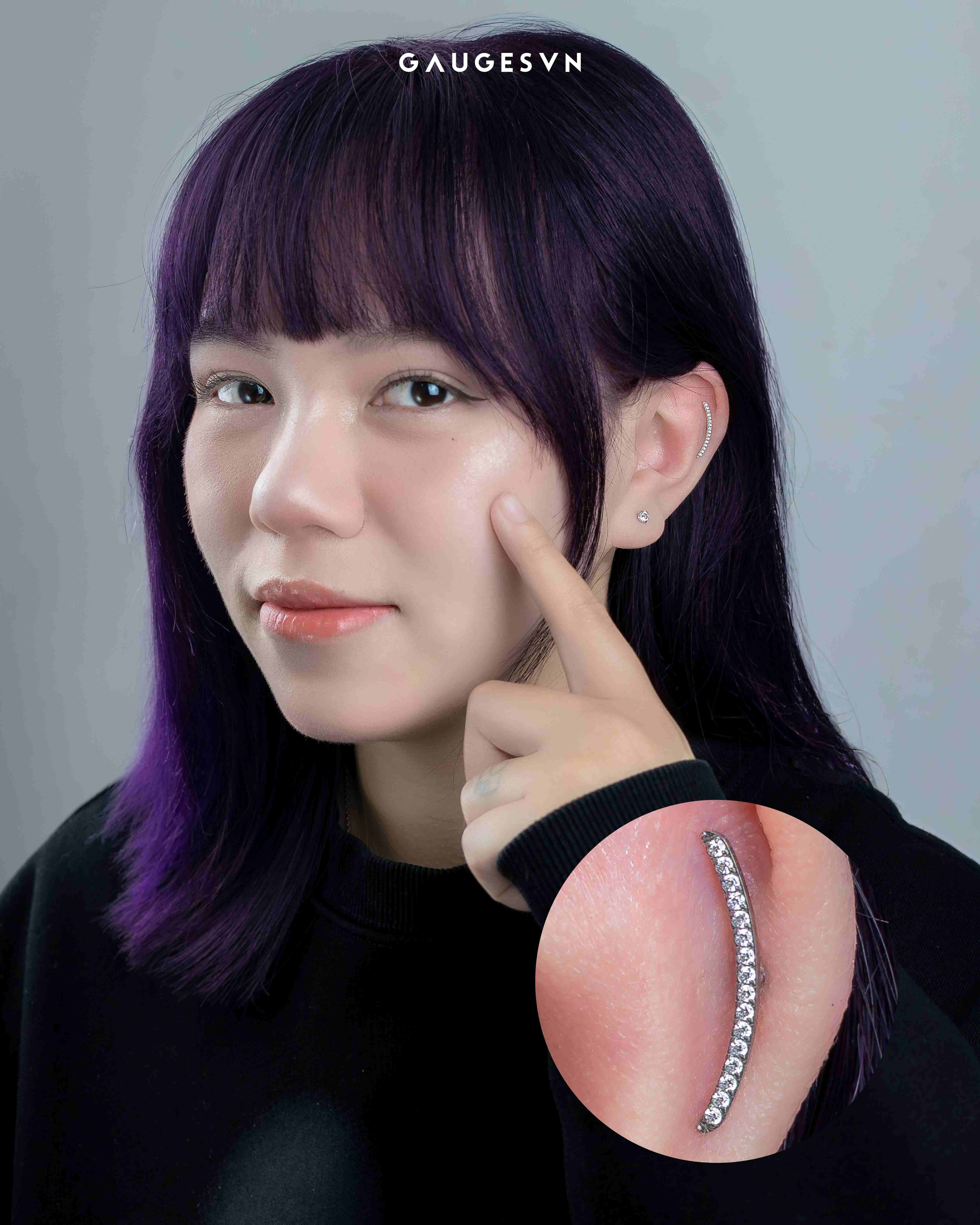 INI Khuyên tai TITANIUM miệng cười đính đá