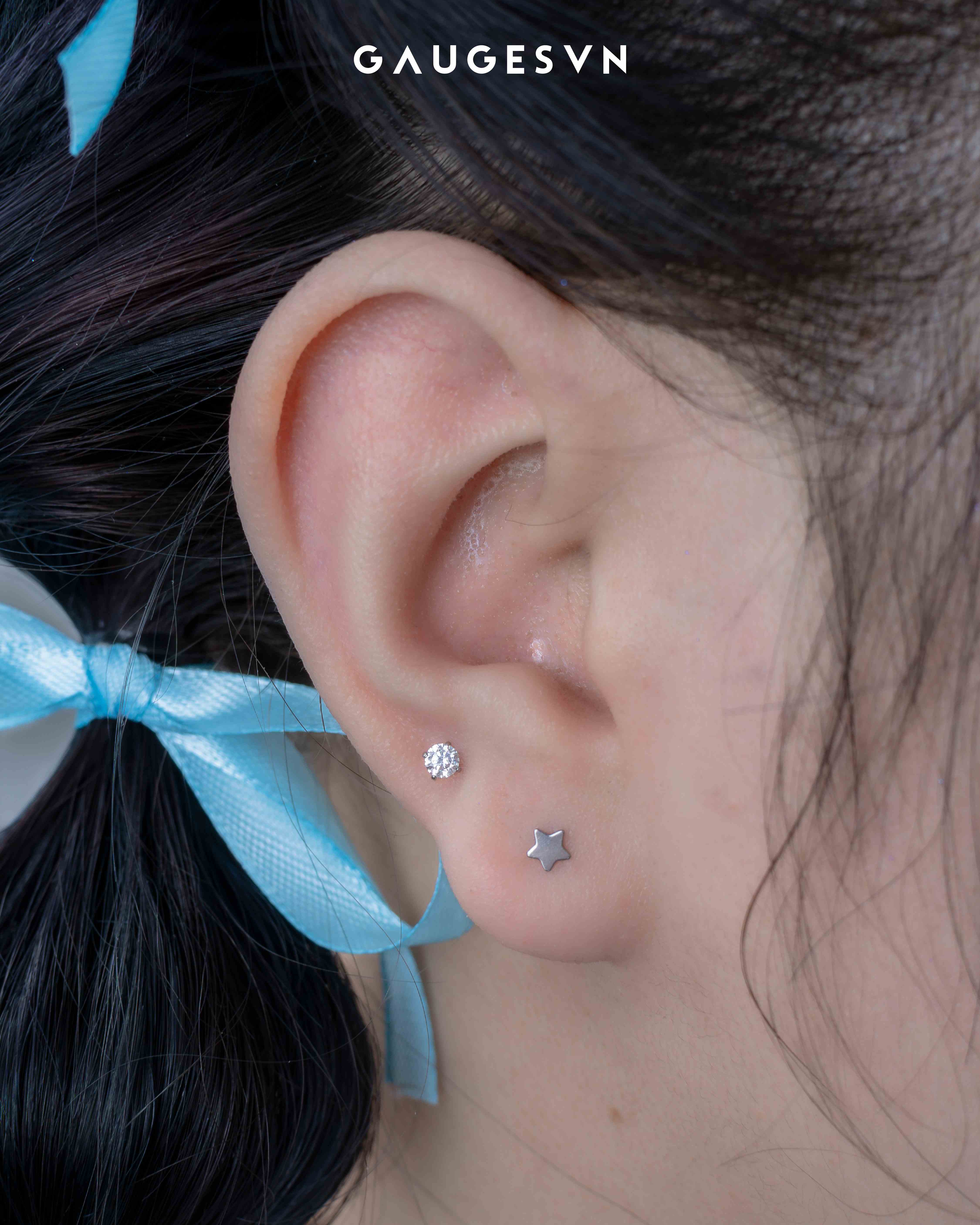 Khuyên tai TITANIUM đá tròn trắng chân ngôi sao dài 10mm đá 3mm