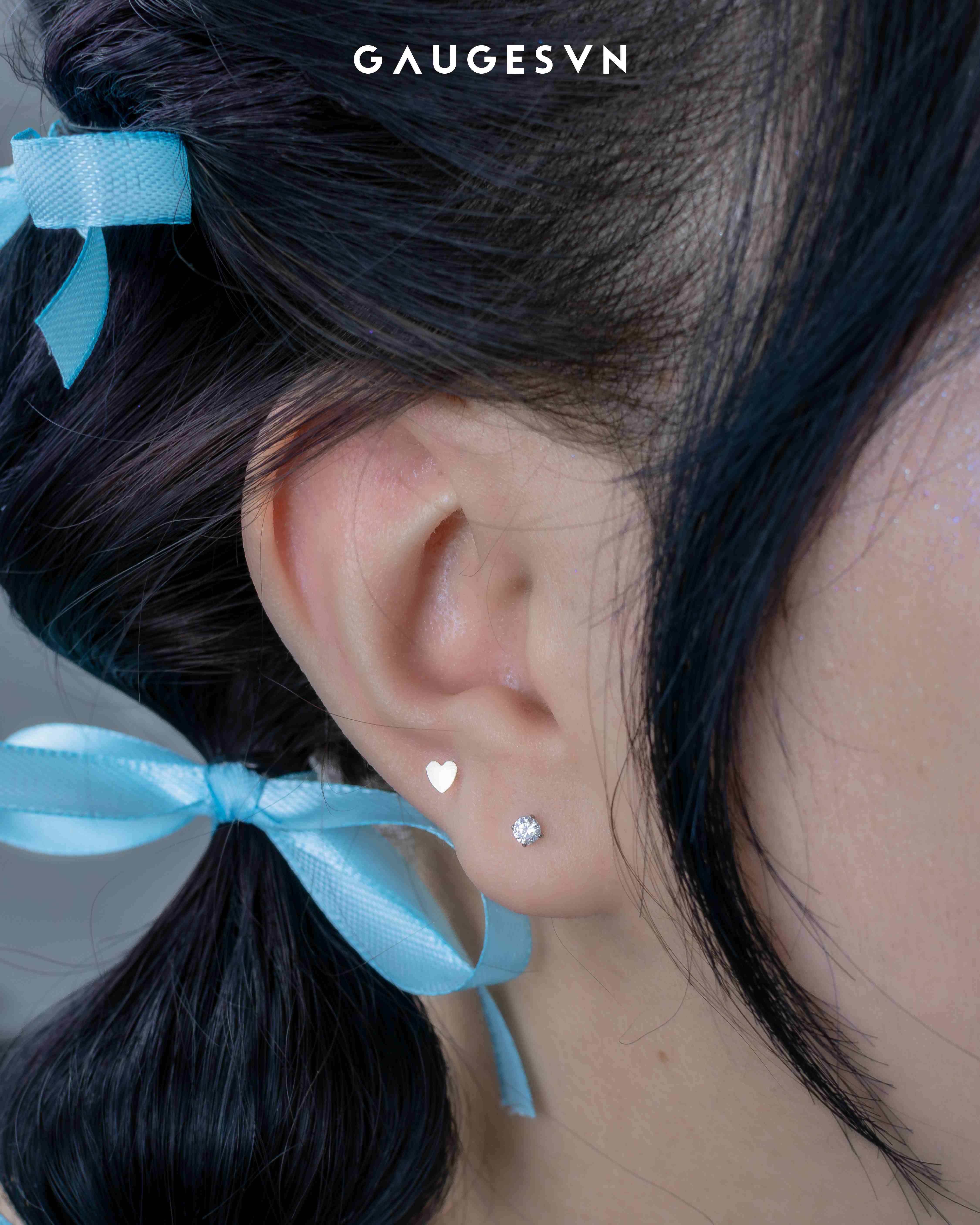 Khuyên tai TITANIUM đá tròn trắng chân trái tim dài 10mm đá 3mm
