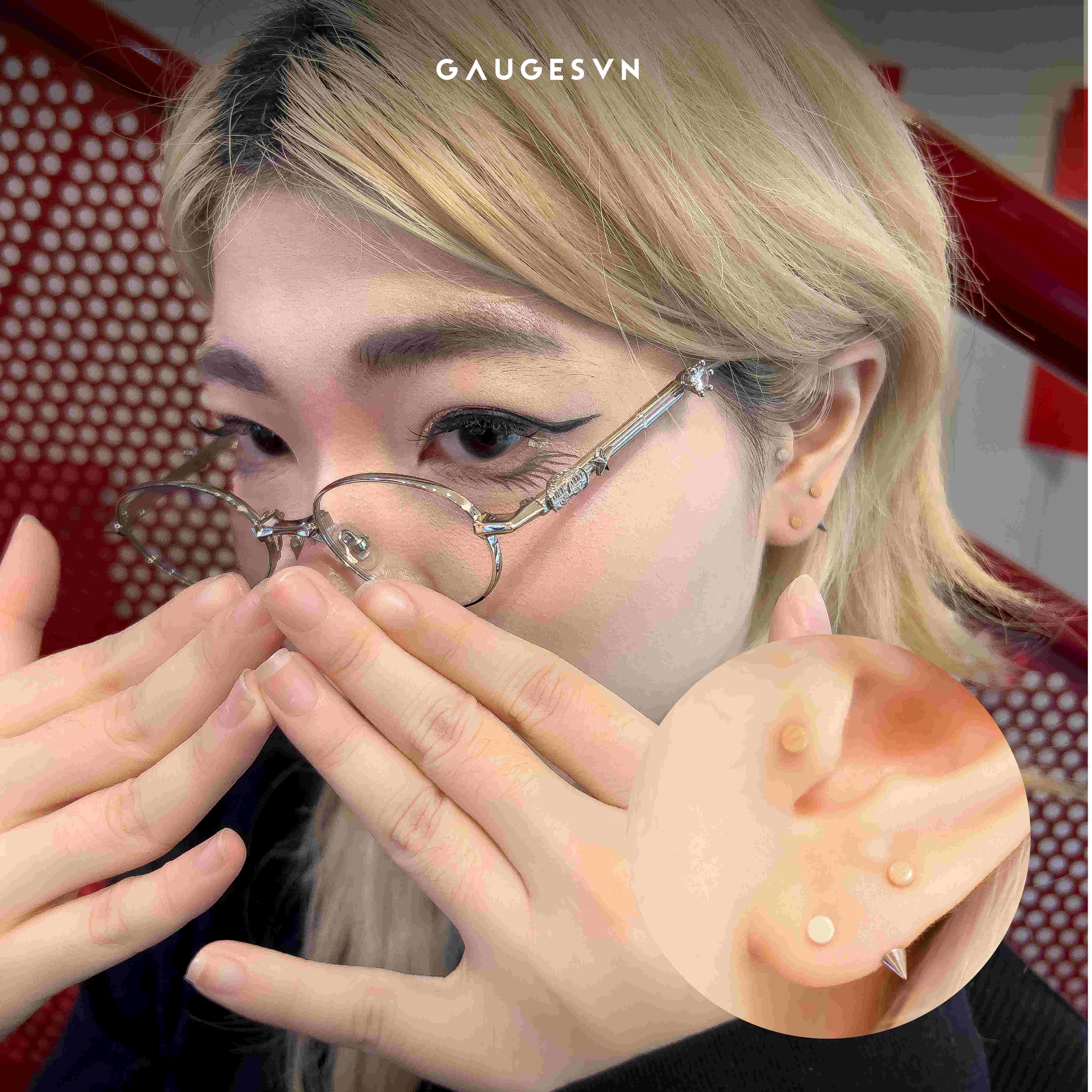 Khuyên TITANIUM mặt kem nền dùng giấu lỗ xỏ